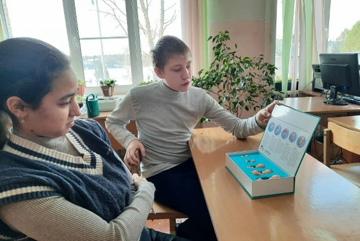 
					Students in the Tver region examine fetal models.					 					vk.ru/soroga.shkola				