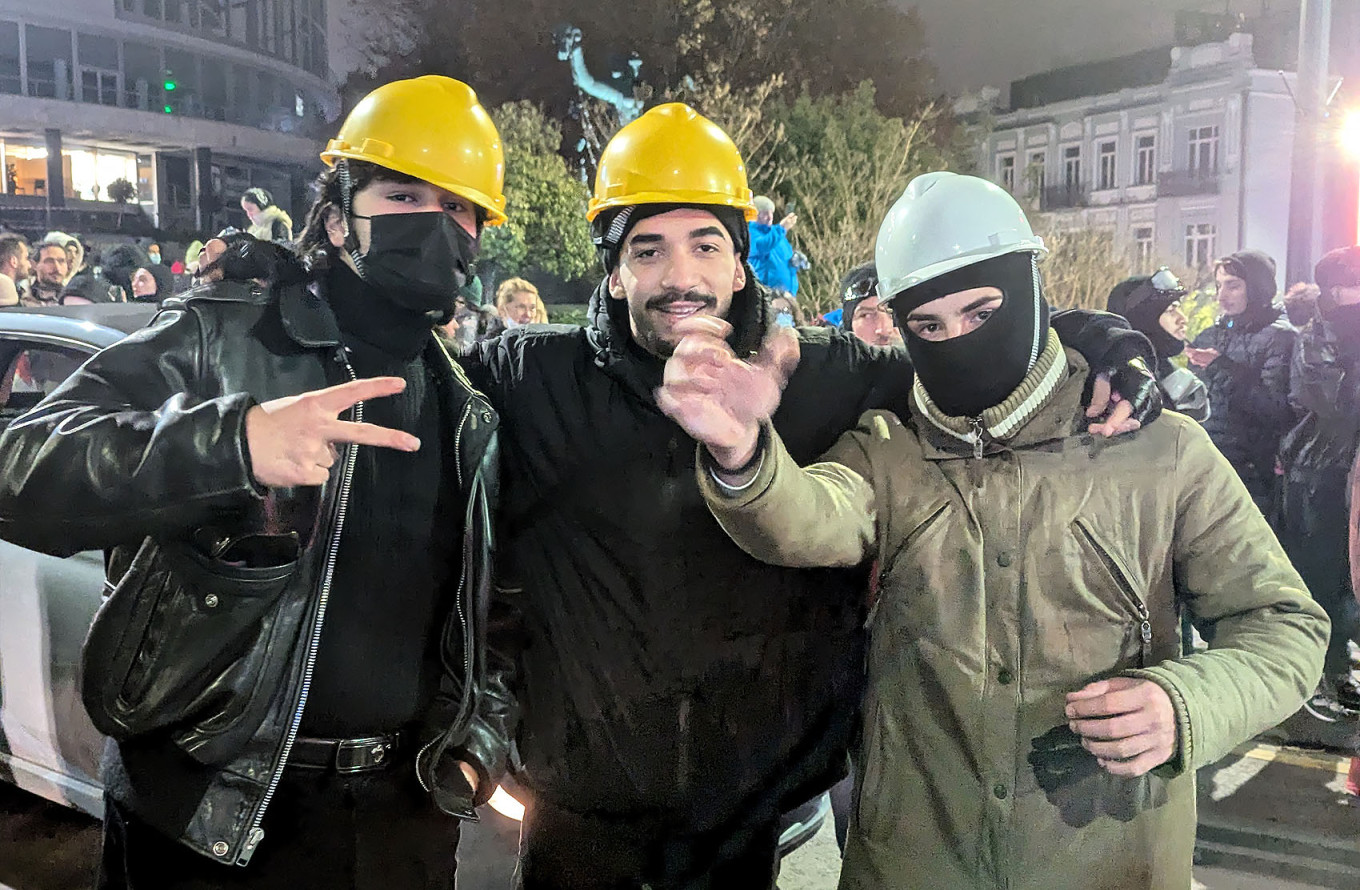 
					Protesters wear helmets and face masks.					 					Moscow Times Reporter				