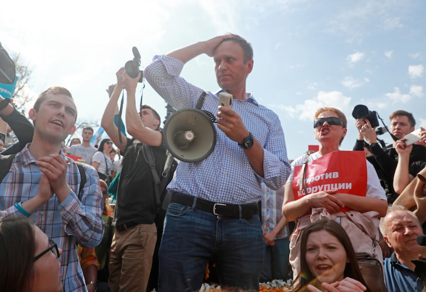 
					Opposition politician Alexei Navalny speaks to the crowd on Moscow's Pushkin Square, minutes before being detained.					 									