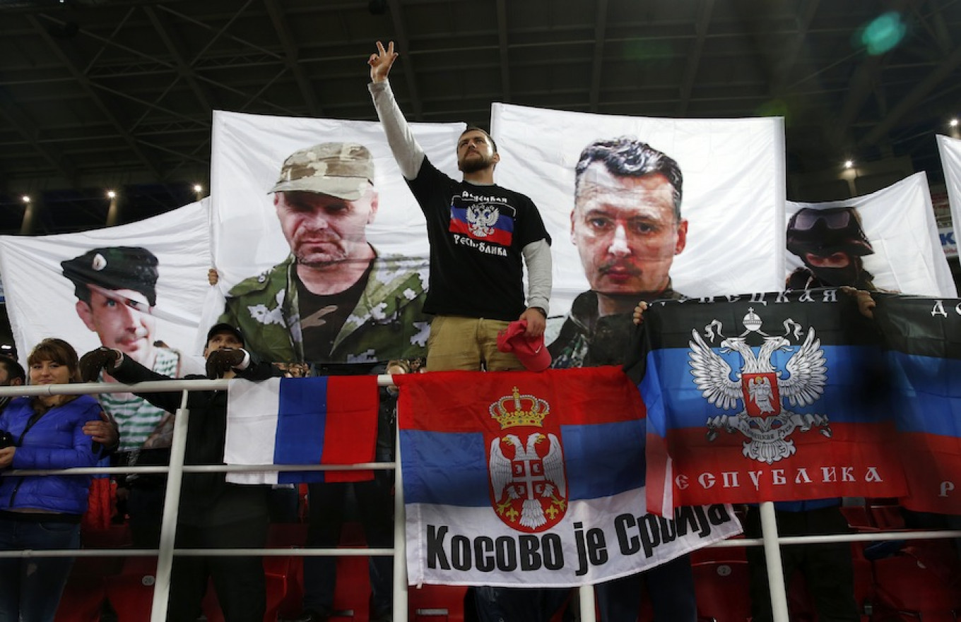 Bendera separatis Ukraina muncul di kualifikasi EURO 2016.  Fans telah lama memiliki ikatan dengan penyebab nasionalis.  Maxim Zmeev / Reuters