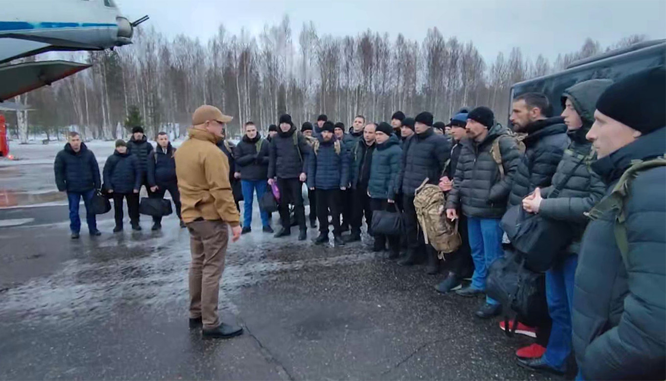 
					Wagner head Yevgeny Prigozhin talks to soldiers.					 					t.me/concordgroup_official				