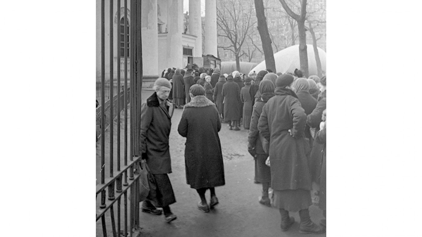 
					Leningraders queue for bread, ca. 1941– 43					 					M.A.Trakhman, Courtesy of Russian State Documentary Film and Photo Archive, Harvard University Press				