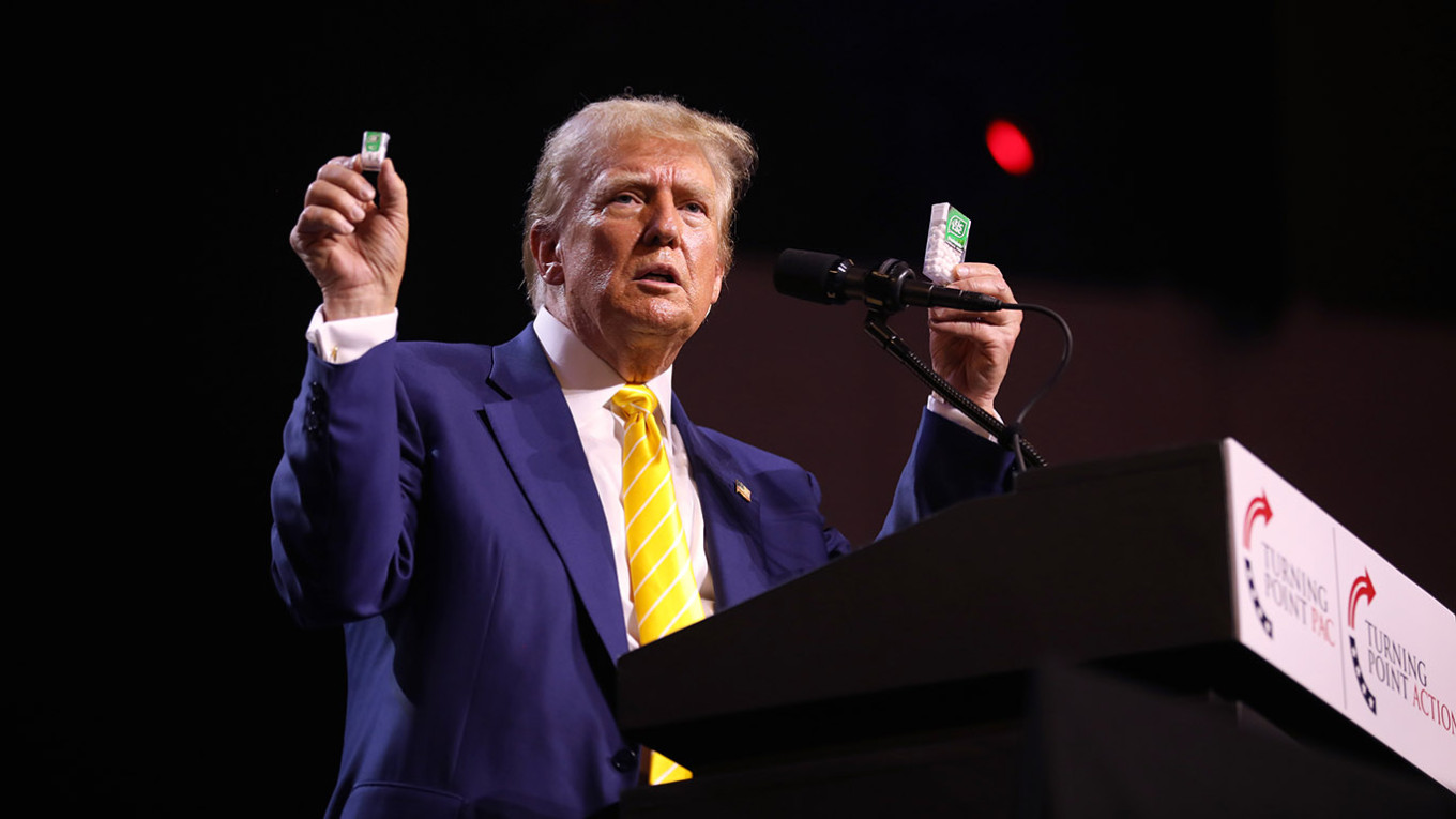 
					Former President of the United States Donald Trump speaking with attendees at a "Chase the Vote" rally at Dream City Church in Phoenix, Arizona.					 					Gage Skidmore (CC BY-SA 2.0)				