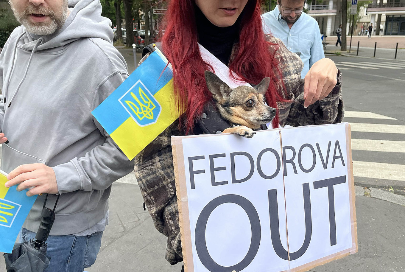 
					A young Ukrainian woman holds a sign that reads "Fedorova, Out." 					 					Angelina Trefilova / MT				
