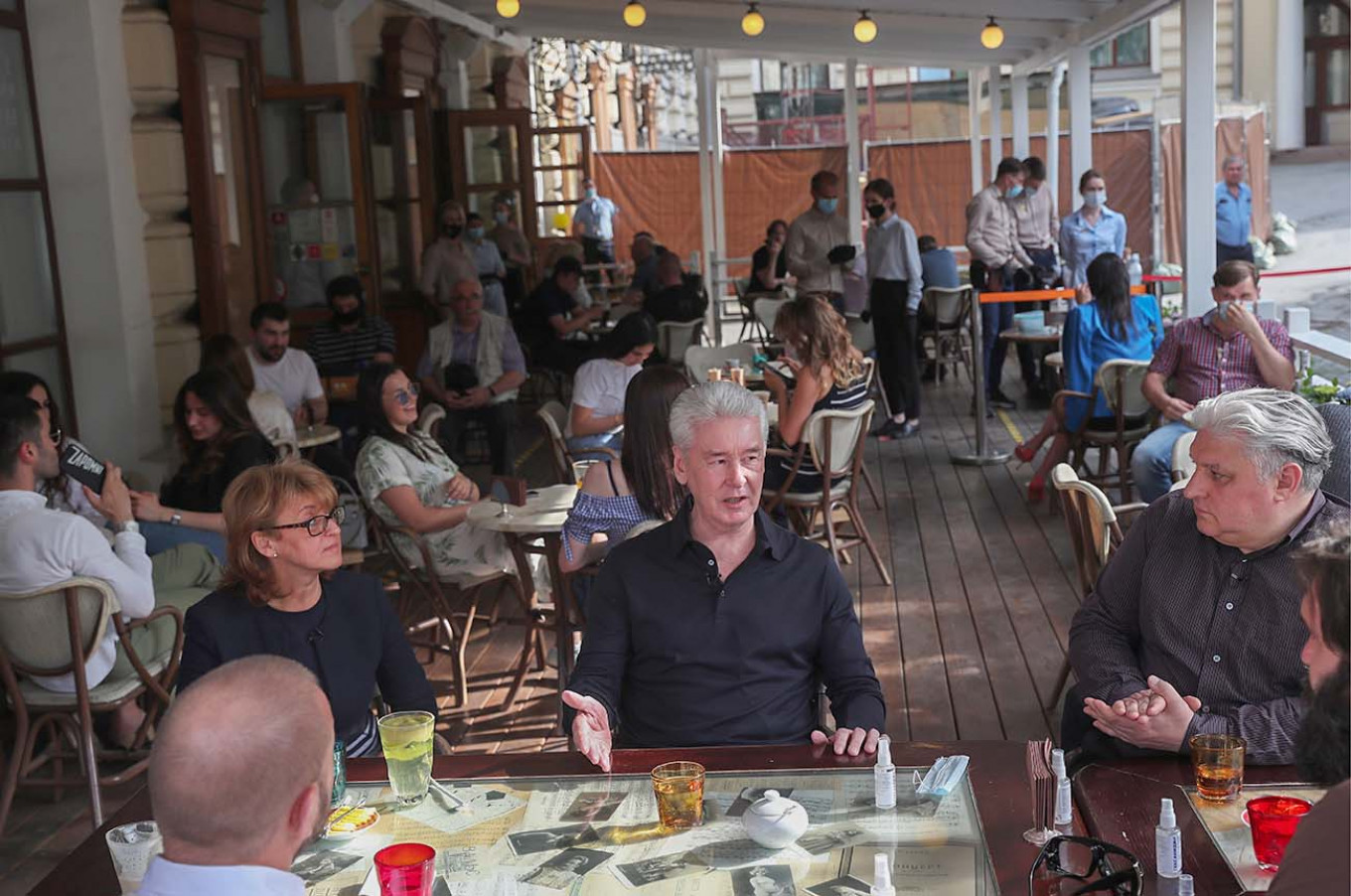 
					Moscow Mayor Sergei Sobyanin, Chief Sanitary Physician Yelena Andreyeva and Russian Federation of Restaurateurs and Hoteliers President Igor Bukharov hold a meeting on the first day when restaurants could open summer terraces in mid-June.					 					Vladimr Gerdo / TASS				