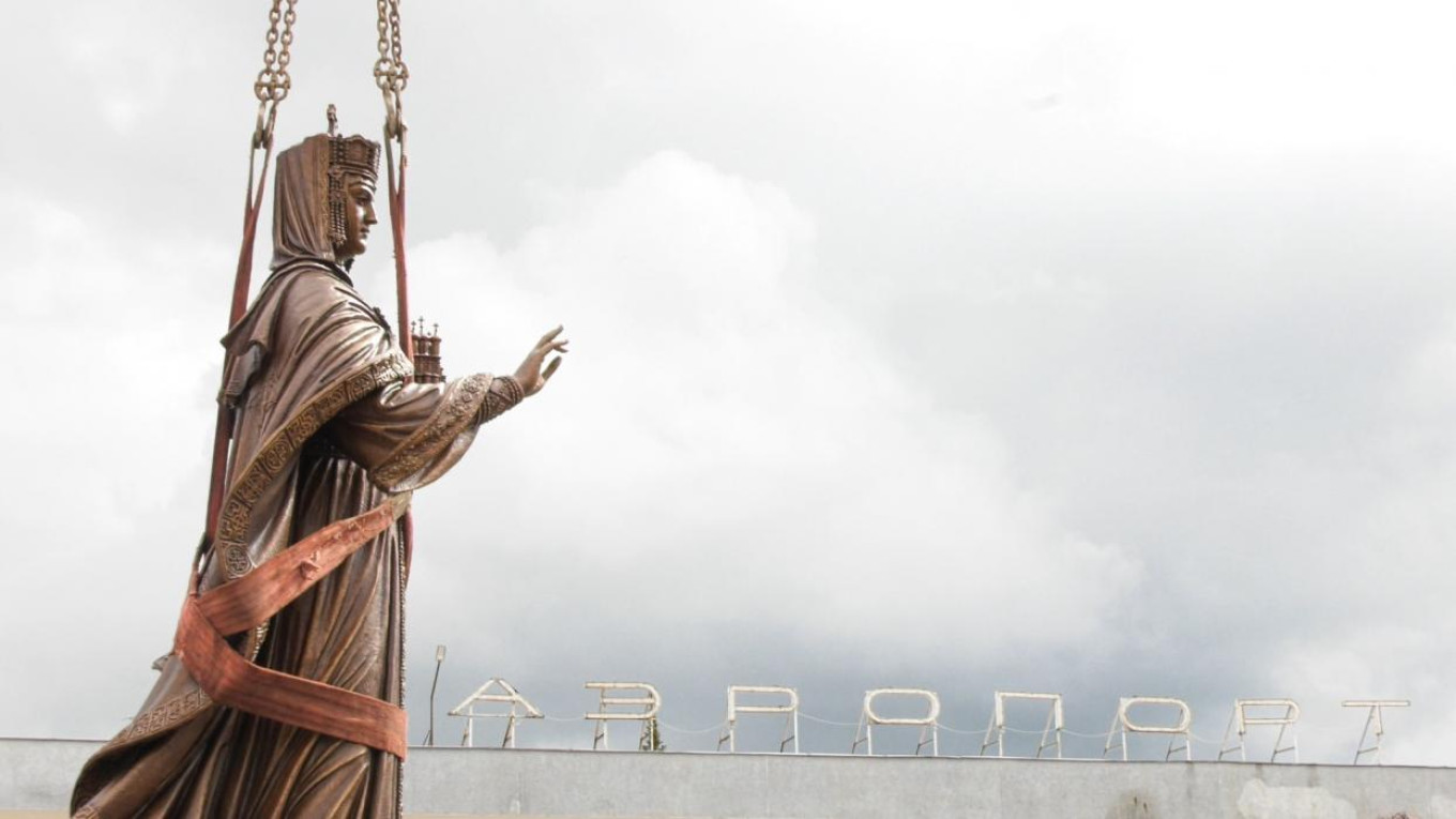 
					A new statue of Princess Olga of Kyiv has been installed at Pskov International Airport. Princess Olga was born in Pskov in the late 9th or early 10th century.					 					PAI.ru				