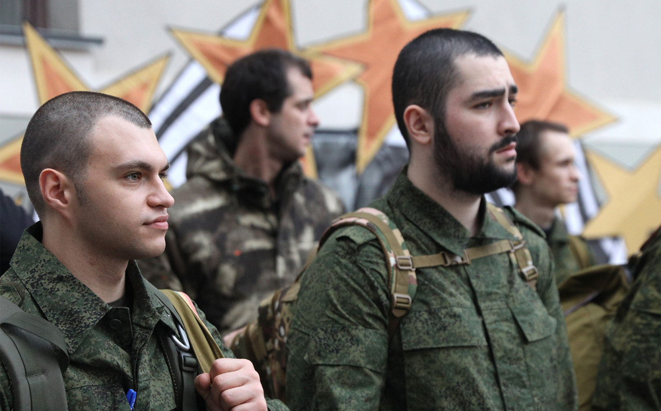 Mobilized men at an assembly point. Kirill Zykov / Moskva News Agency