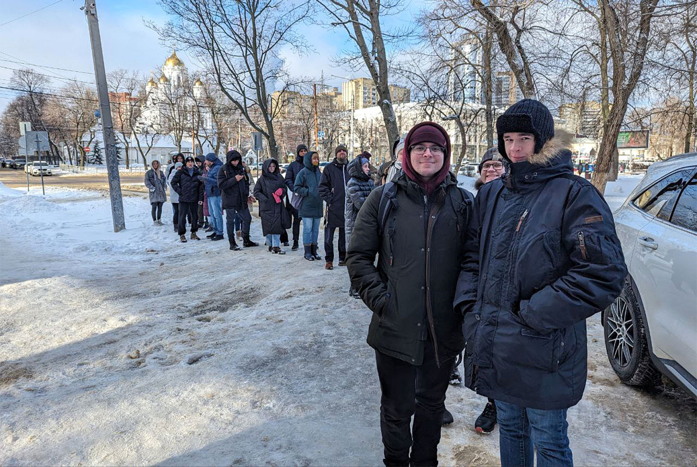 
					People stand in line outside Boris Nadezhdin's headquarters in Voronezh.					 					MT				