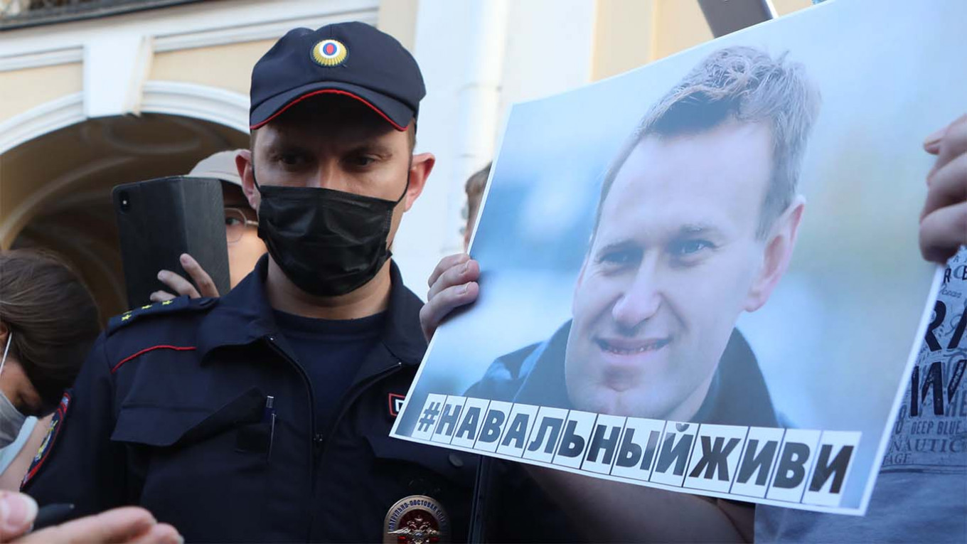 Фото могилы навального сегодня. Навальный фото. Навальный в Германии.