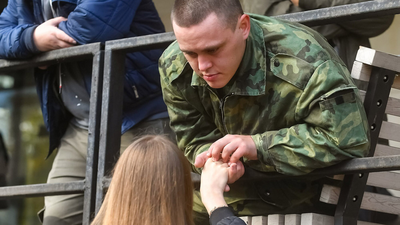 A man and a woman during a ceremony to send off mobilized Russian citizens. Sergei Kiselev / Moskva News Agency