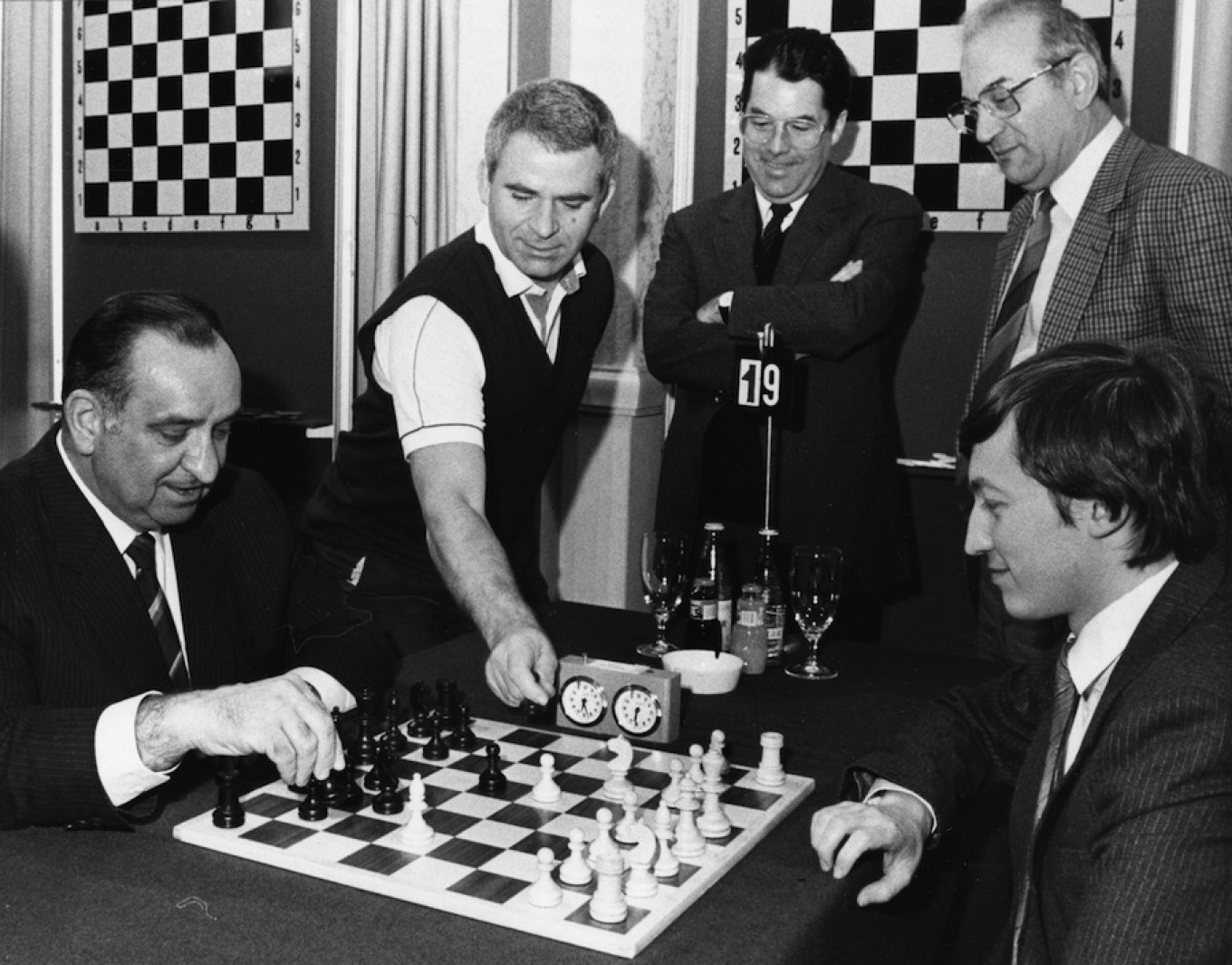 
					Austrian Chancellor Alfred Sinowatz opens the Chess Tournament on Jan. 6, 1986, in Vienna,, here playing against former World Champion Anatoly Karpov.					 					Holzner / AP				