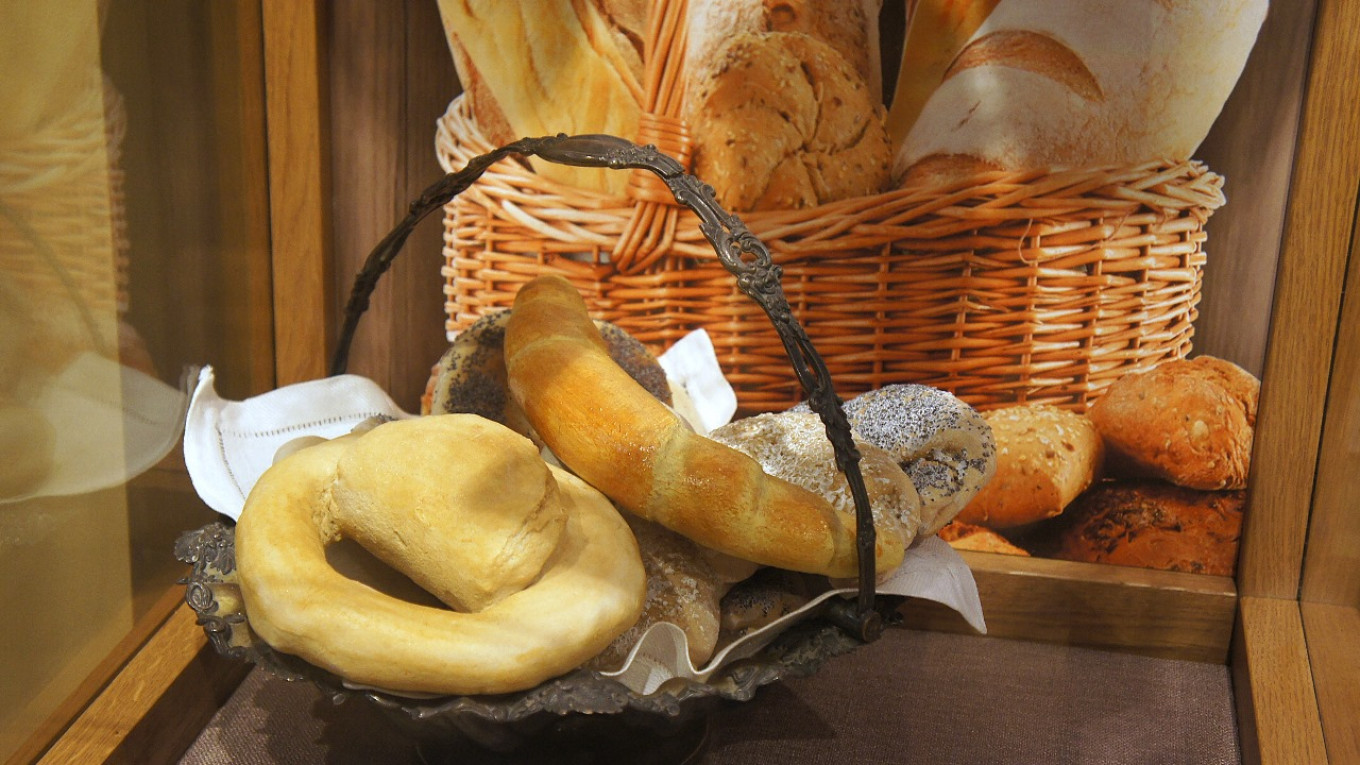 
					Examples of bread sold in Russian bakeries in the middle of the 19th century with kalacha in the foreground. 					 					From the exposition of the Bread Museum in St. Petersburg, photo by the authors.				