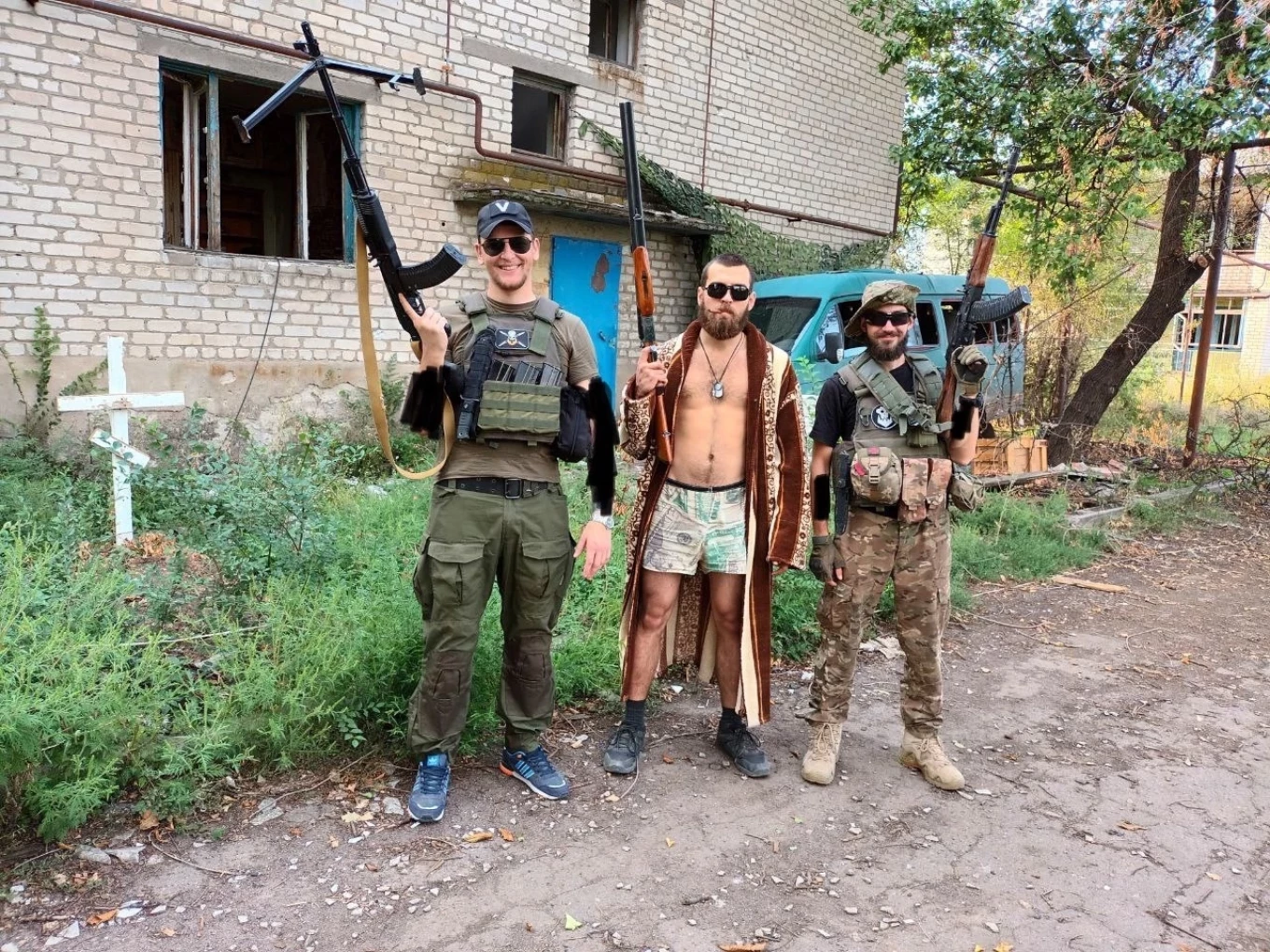 Rumeni e altri mercenari Wagner nel villaggio di Klynov vicino a Bakhmut, in Ucraina.  archivio personale