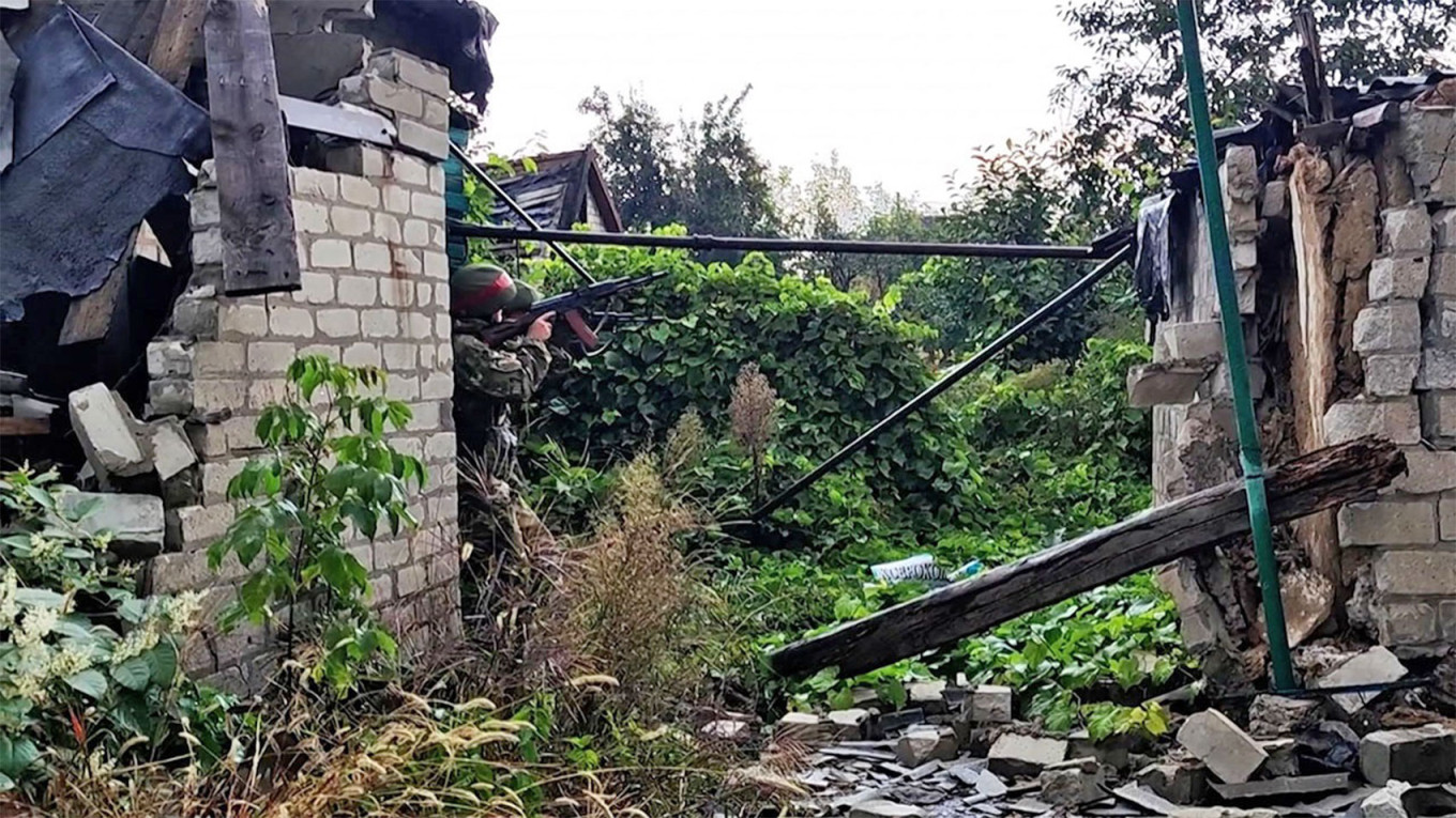 
					Russian servicemen in the town of Lyman.					 					tvzvezda.ru				