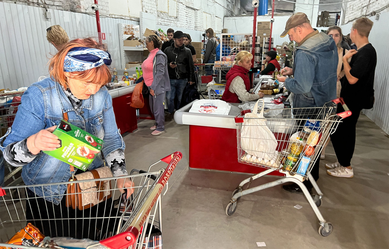 
					People buy food in a grocery store in Kerch, Crimea.					 					 Alyona Popova / TASS				