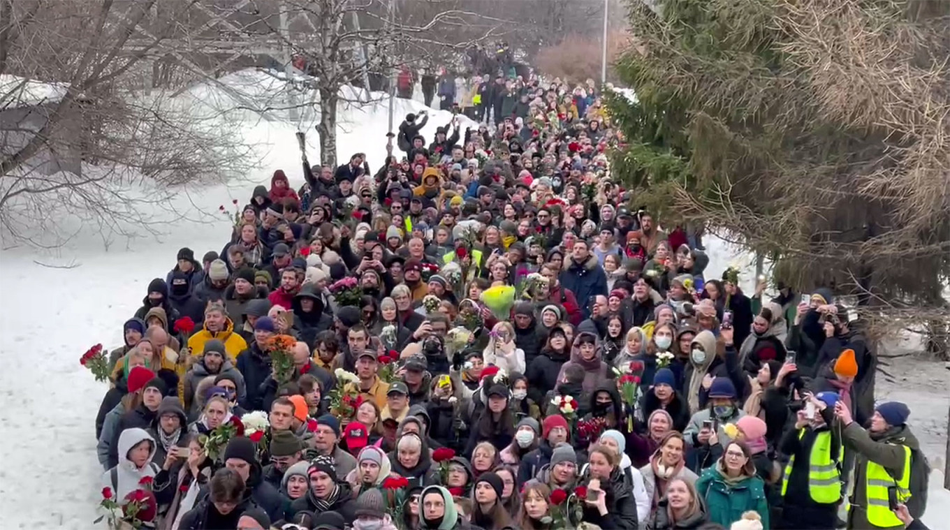 
					Crowds on their way to Borisovskoye cemetery to see Navalny’s grave.					 					Team Navalny / Telegram				