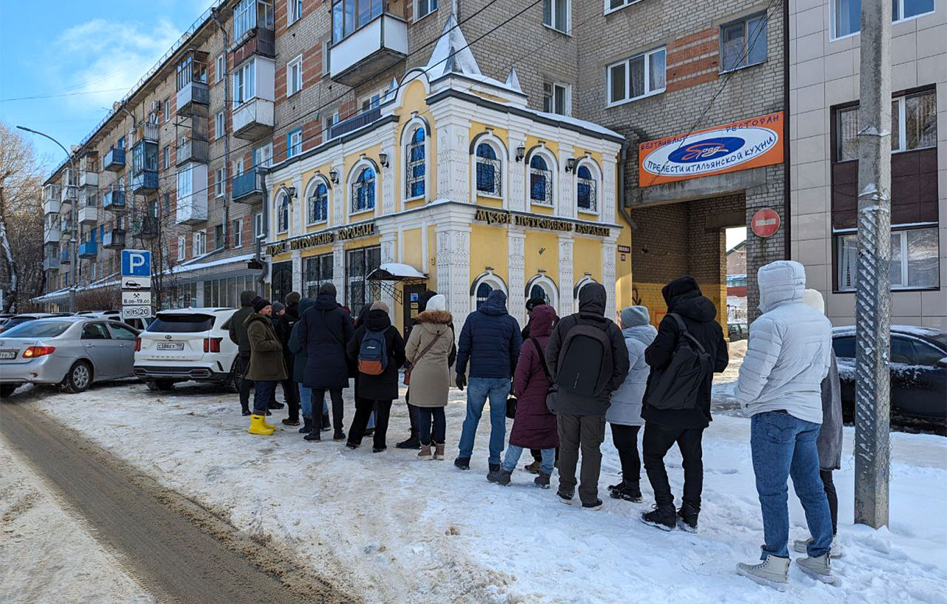 
					People in outside Boris Nadezhdin's headquarters in Voronezh.					 					MT				