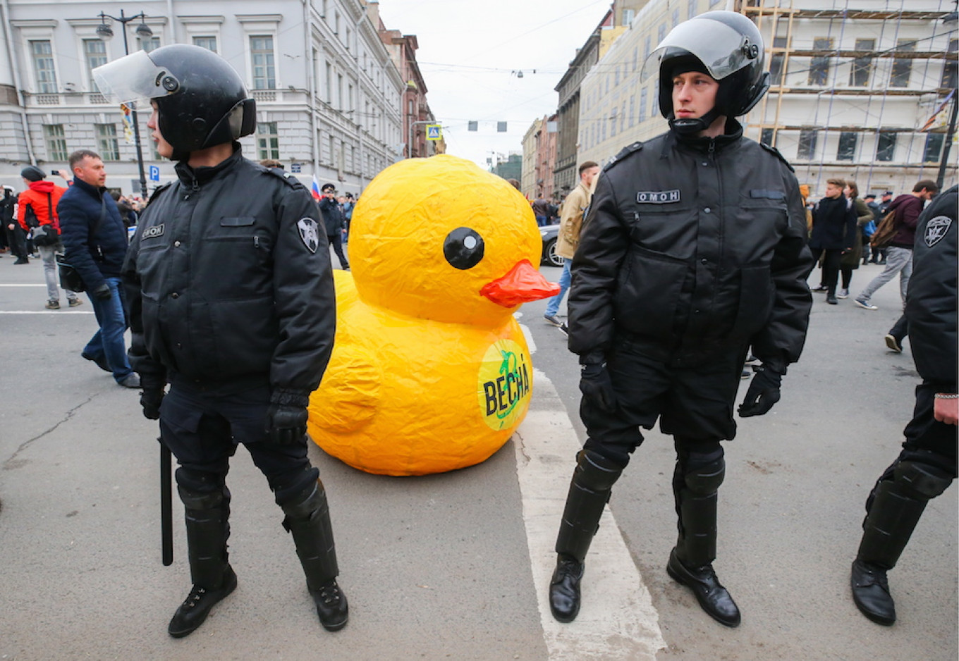 Banyak pengunjuk rasa membawa patung dan bebek kuning, yang menjadi simbol gerakan anti korupsi Navalny.  Pyotr Kovalyov / TASS