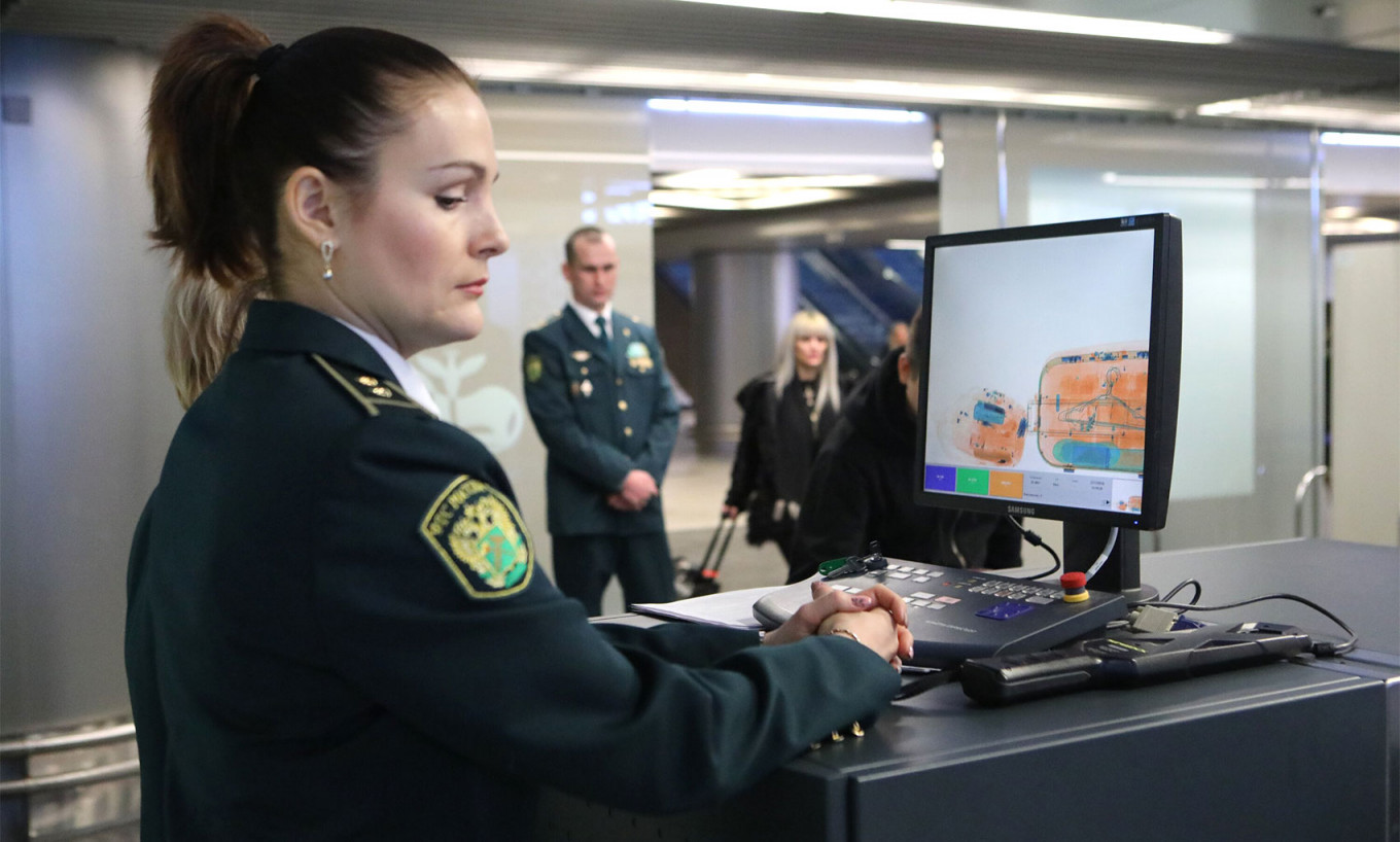 
					Customs officials at Moscow's Vnukovo Airport.					 					Andrei Nikerichev / Moskva News Agency				