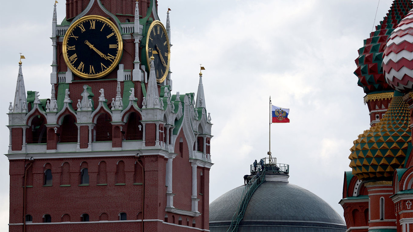 The Russian Presidential banner flies on top of the dome of the Senate Palace (C back) in the Moscow Kremlin. Sergei Bobylev / TASS
