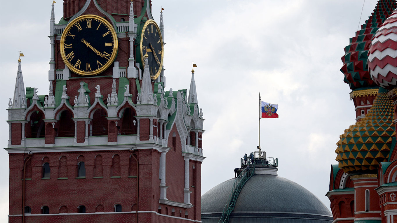 Spanduk kepresidenan Rusia berkibar di atas kubah Istana Senat (belakang tengah) di Kremlin Moskow.  Sergei Bobylev / TASS