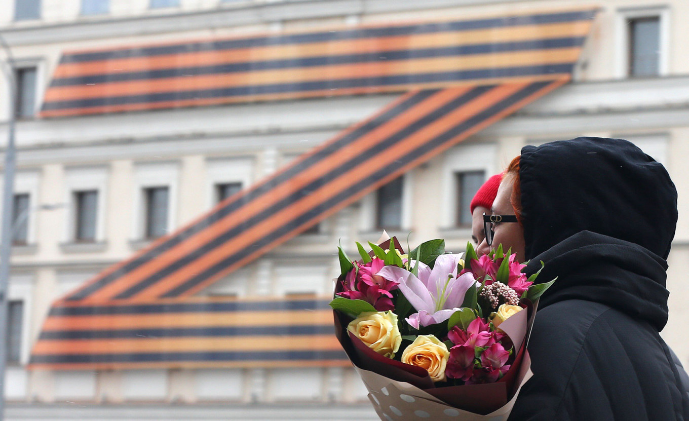 
					The "Z" symbol that indicates support for the war in Ukraine on the Oleg Tabakov theater in Moscow.					 					Moskva News Agency				