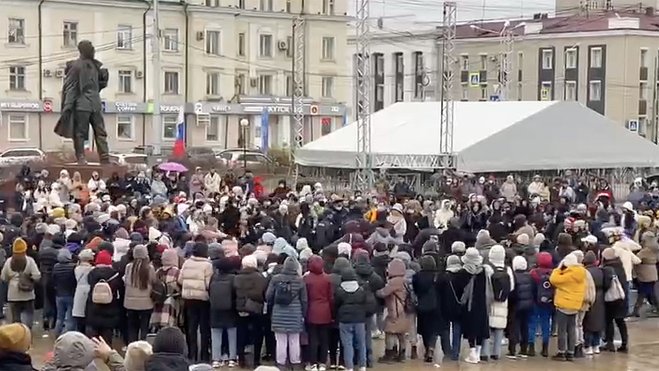 The women-led anti-mobilization protest on the central square in Yakutsk, Sept. 25, 2022. @avtozaklive