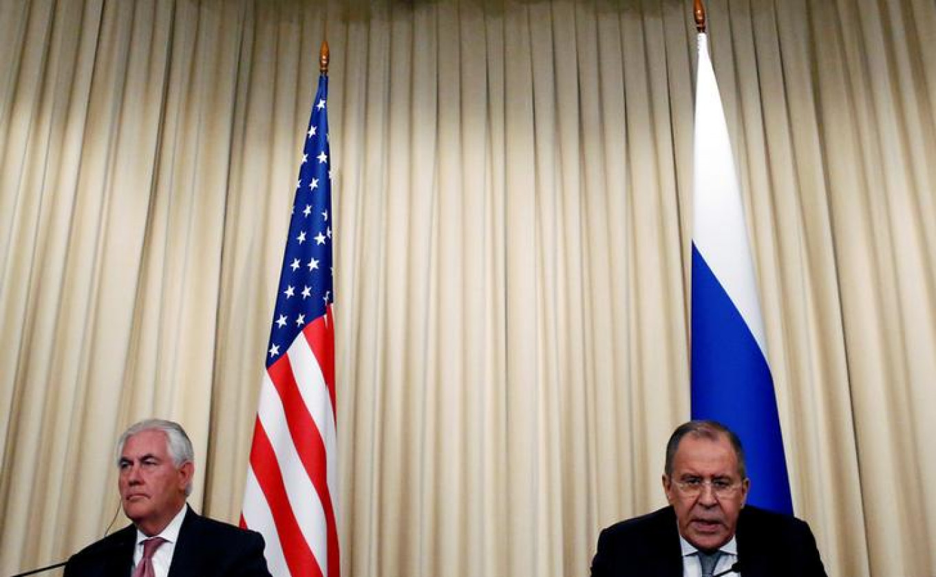 Menteri Luar Negeri Rusia Sergei Lavrov (kanan) dan Menteri Luar Negeri AS Rex Tillerson menghadiri konferensi pers di Moskow, Rusia, 12 April 2017.  Sergey Karpukhin / Reuters