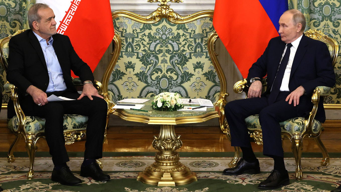 Vladimir Putin and Iranian President Masoud Pezeshkian. kremlin.ru
