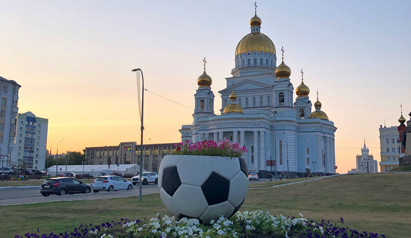 Tiga tahun setelah turnamen, monumen dan instalasi Piala Dunia masih dapat dilihat di depan sebagian besar landmark dan atraksi utama Saransk.  Jake Cordell / MT