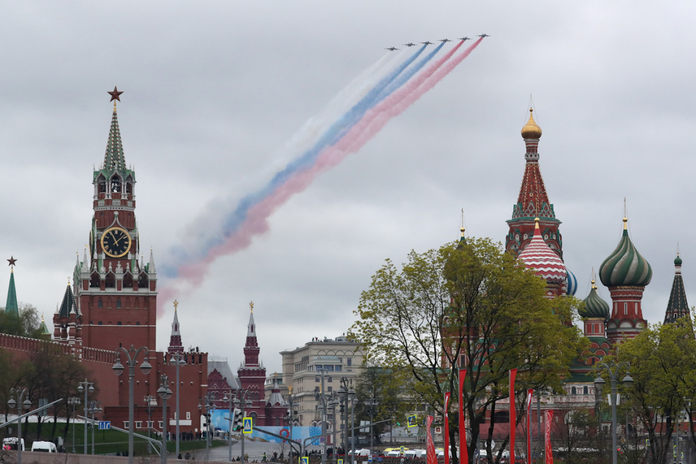 In Photos: Russia Marks 76 Years of WWII Victory With Red Square Parade ...