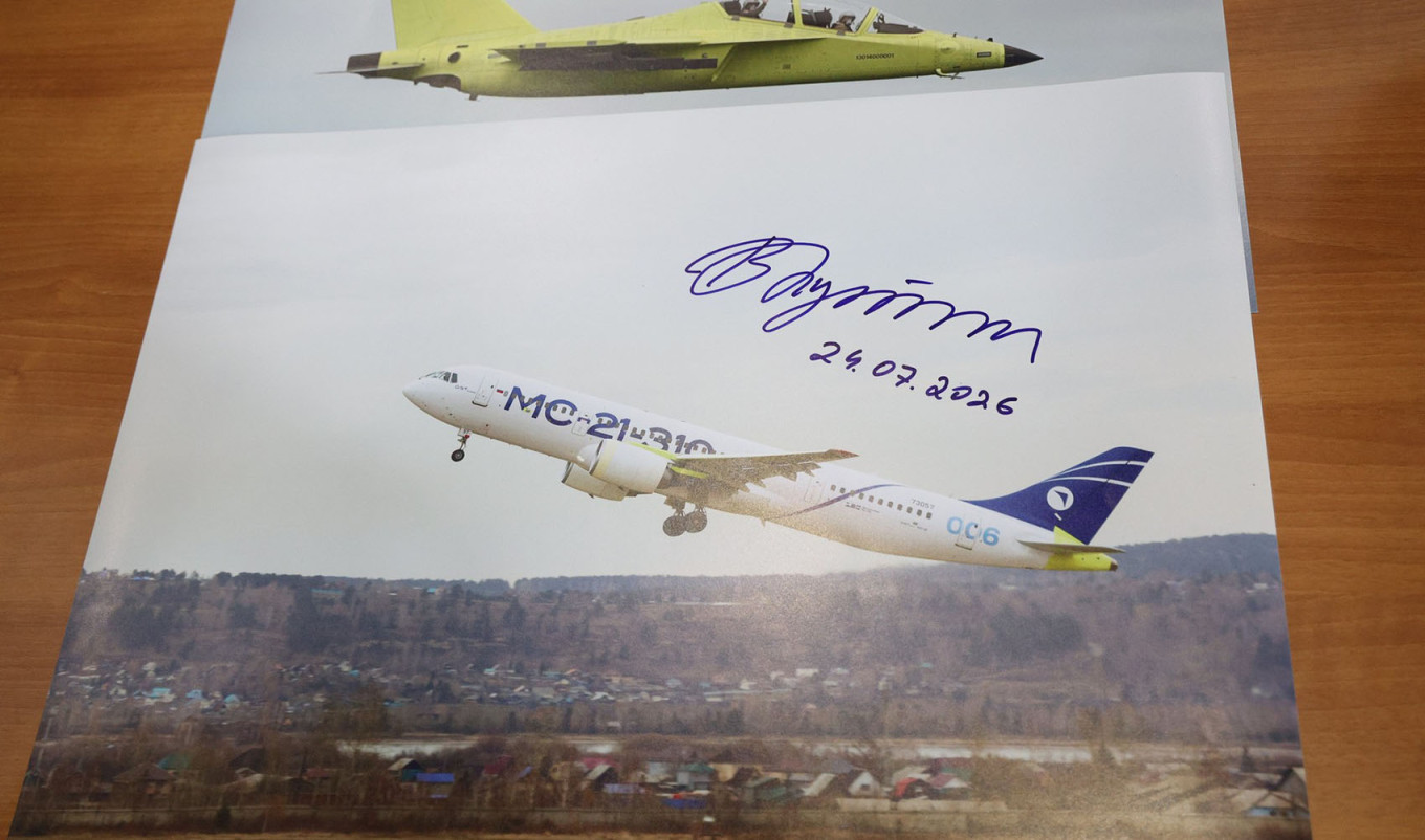 
					During a visit to the Irkutsk Aviation plant, Putin left an autograph.					 					kremlin.ru				