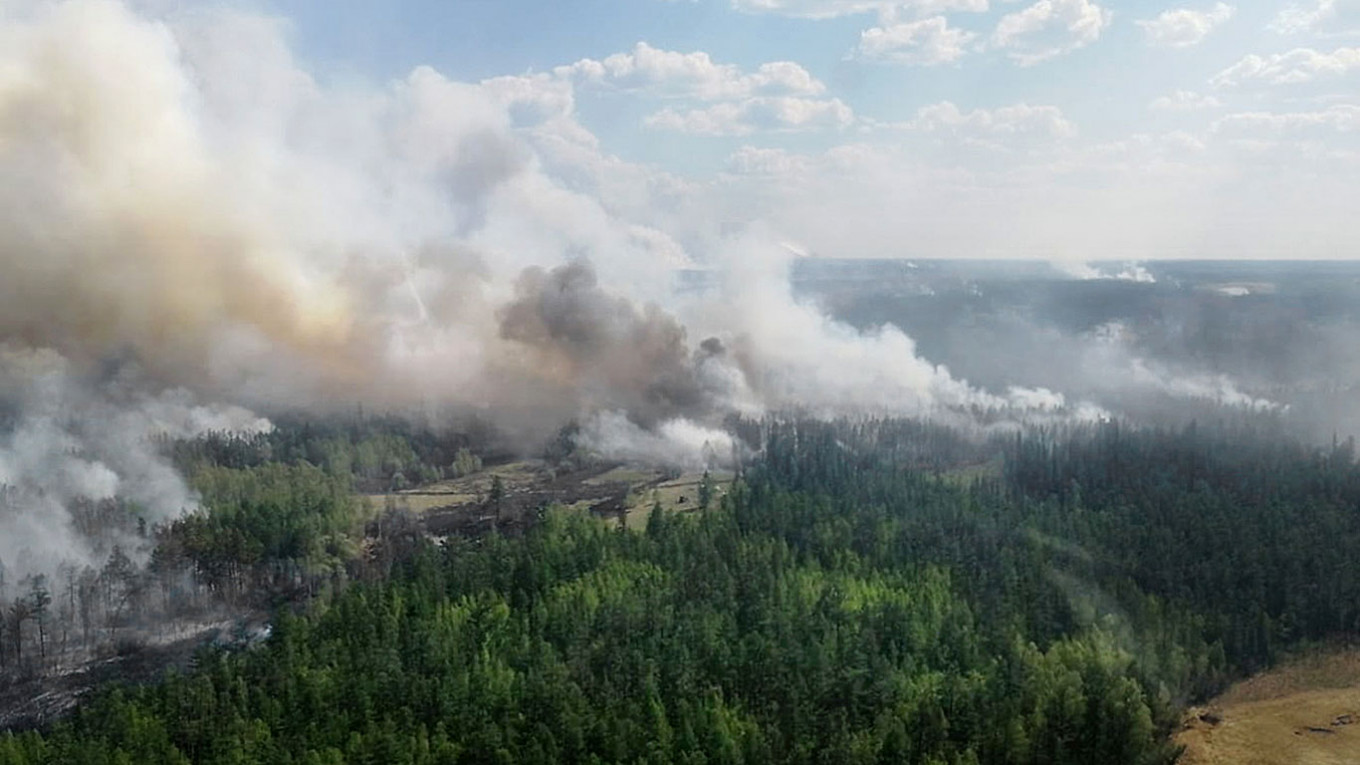 Лесной пожар в республике Сага (Якутия).  14.mchs.gov.ru