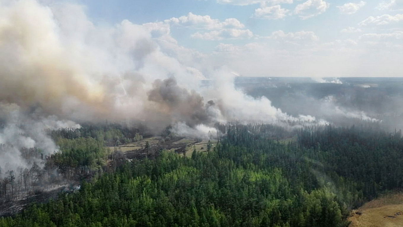 Kebakaran hutan di Republik Sakha (Yakutia).  14.mchs.gov.ru