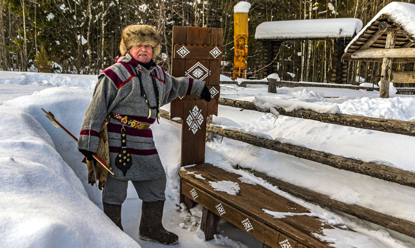 
					A Komi hunter in traditional costume.					 					Ele-chudinovsk (CC BY-SA 4.0)				