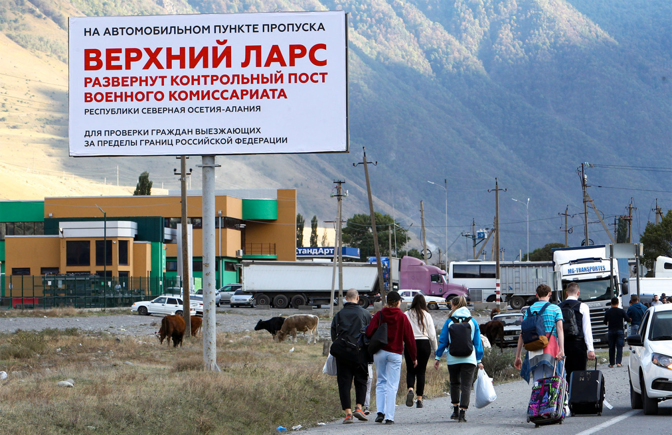 
					People walk toward the border crossing at Verkhny Lars between Georgia and Russia.					 					AP / TASS				