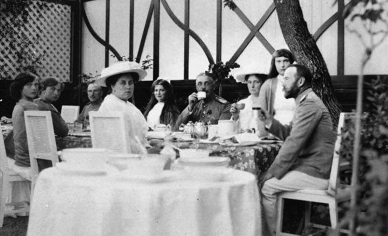 
					Tea party of the royal family on vacation in Livadia (1914).					 					Wikimedia Commons				