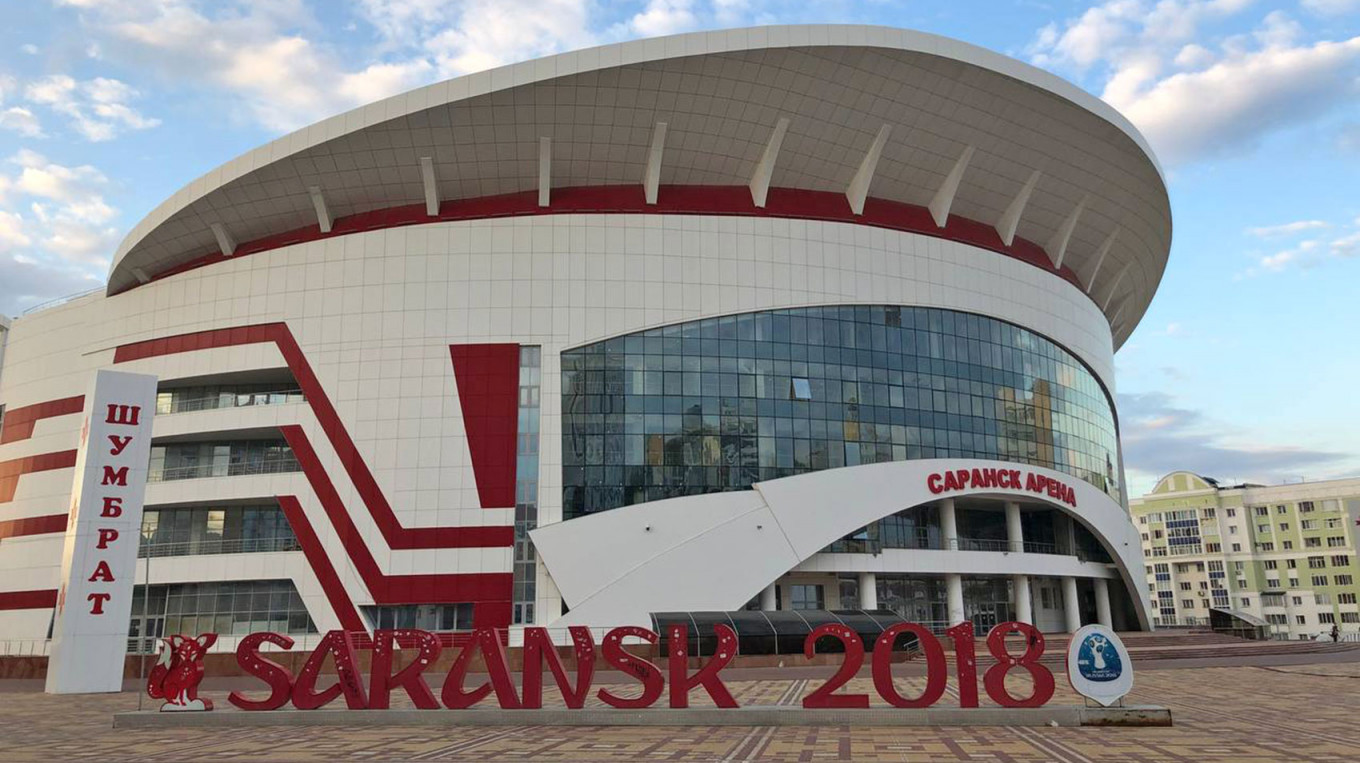 Terkelupas "Saransk 2018" Tanda Piala Dunia berarti yang belum selesai "Arena Saransk" di pusat kota.  Jake Cordell / MT