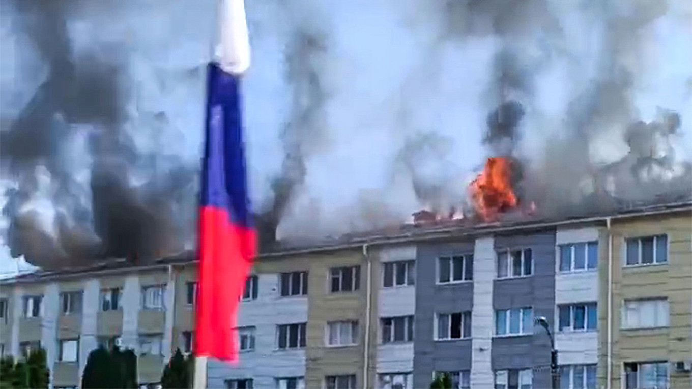 Sebuah asrama di Shebekino terbakar setelah terkena serangan langsung oleh peluru Ukraina.  Bogdan Sobolev / TASS