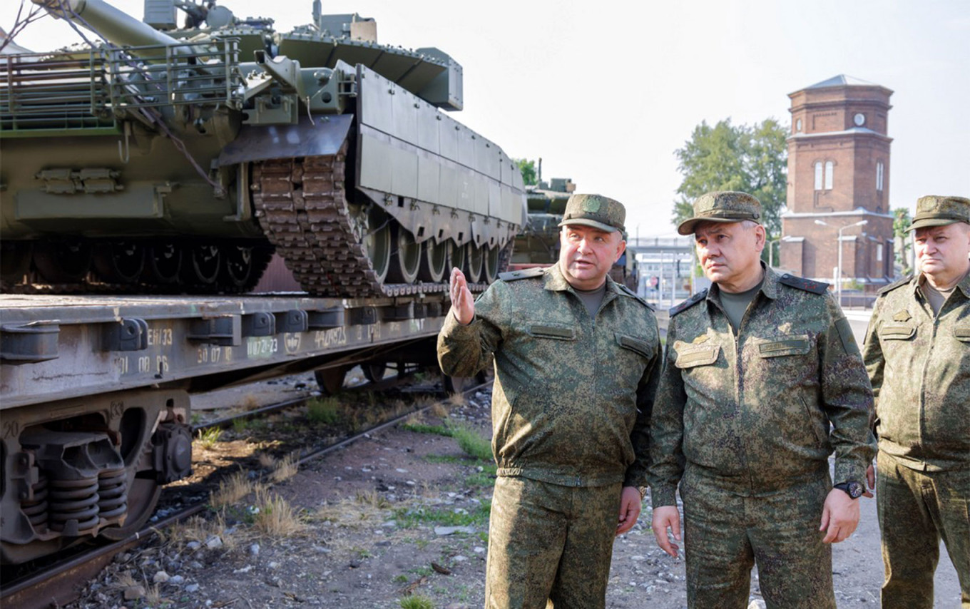 
					Defense Minister Sergei Shoigu (C) inspects the progress of the execution of government defence order in the military-industrial complex at an enterprise producing tanks and heavy flamethrower systems. 					 					Vadim Savitsky / Russian Defense Ministry Press Office				