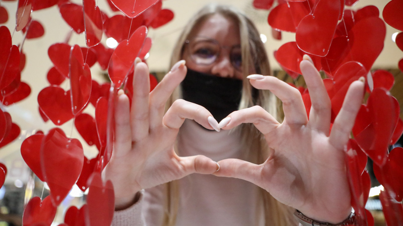 In Photos Love Is In The Air On Russian Valentines Day The Moscow Times