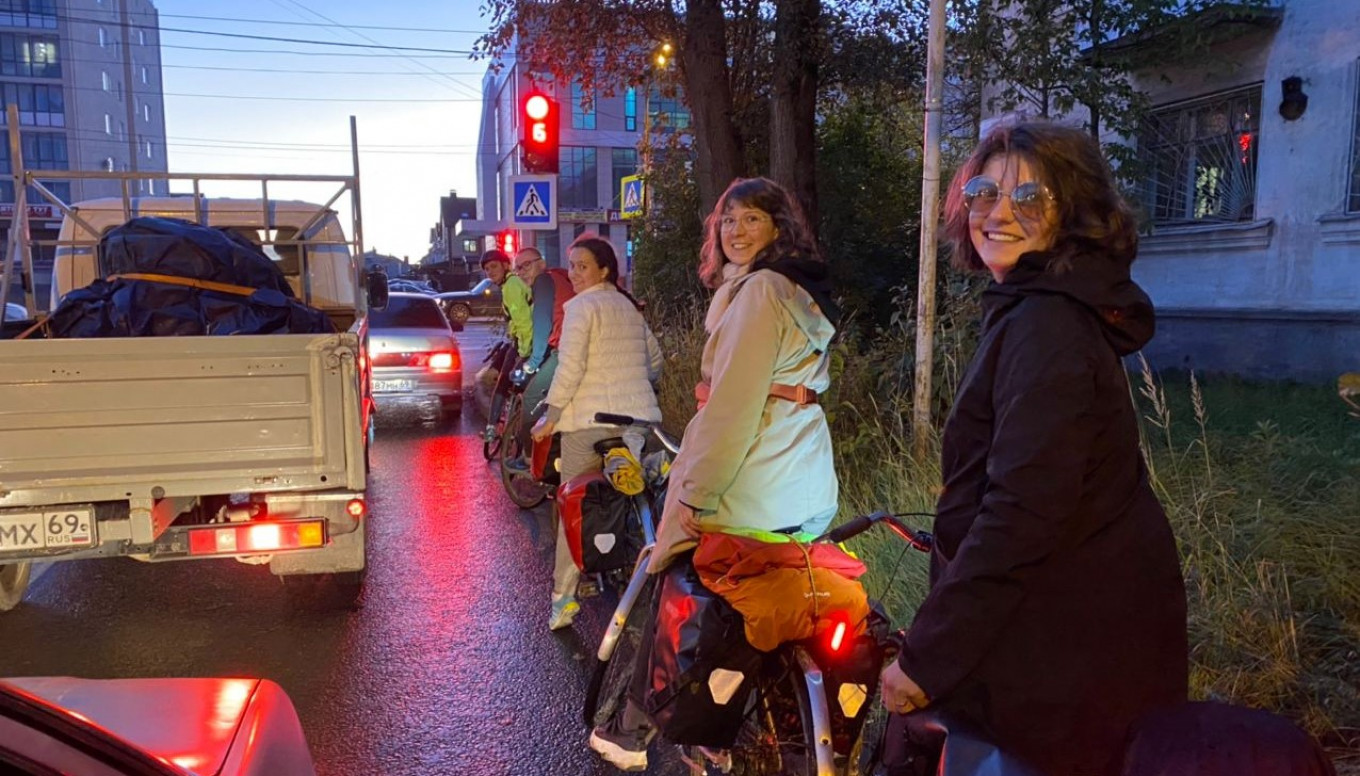 
					Along the route the cyclists battled traffic and hostility. 					 					Velo 1. Moskva-Peterburg / Telegram				