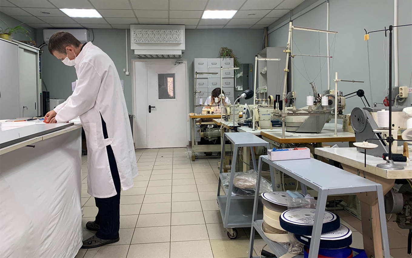 ‘Bersandar pada sejarah masa perang’: Pabrik-pabrik Rusia beralih ke menjahit masker untuk melawan virus corona