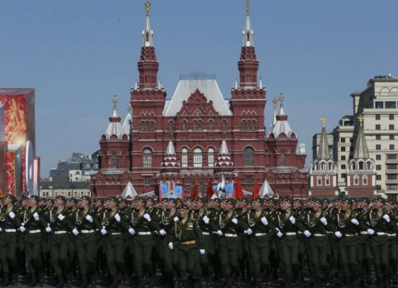 'Ukrainian' Stripes on Moscow's Red Square Mistaken for Activism