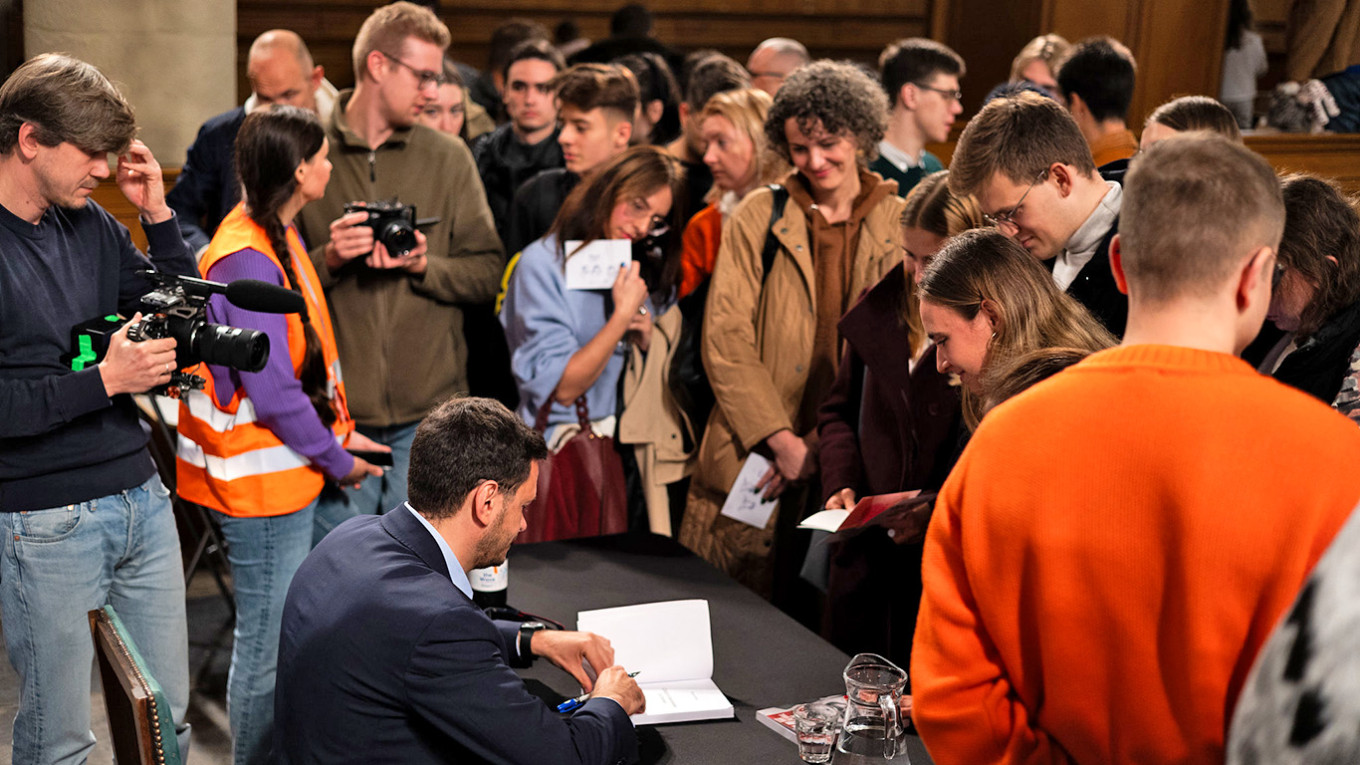 
					Ilya Yashin signing books at De Waalse Kerk, Amsterdam.					 					Aleksandr Vasiliukha				