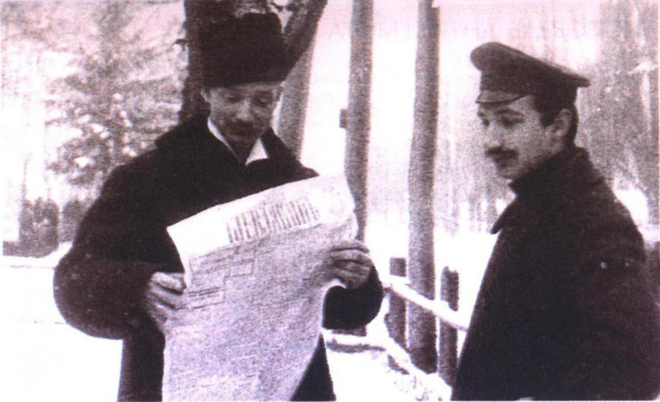 Vasily Shulgin dengan seorang karyawan sesaat sebelum Nicholas II turun takhta pada tahun 1917. WIKIMEDIA COMMONS