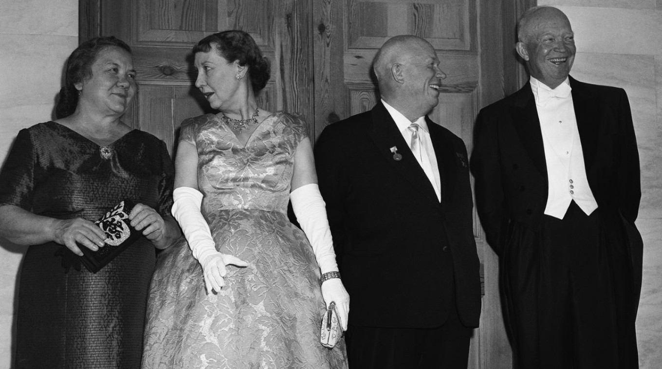 Nina Khrushchev, Mamie Eisenhower, Nikita Khrushchev dan Dwight Eisenhower, 1959. WikiCommons