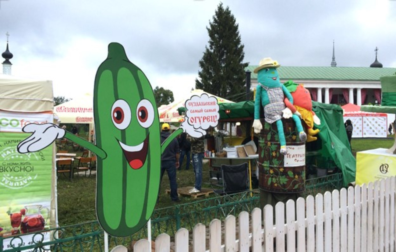 
					The famous Suzdal Cucumber Festival welcomes guests.					 					Pavel and Olga Syutkin				