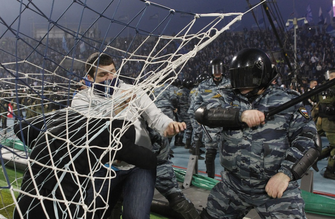 Jalan Zenit  Pendukung Petersburg bentrok dengan polisi anti huru hara.  Penggemar Zenit dianggap sebagai salah satu yang paling kejam di Rusia.  Maxim Shemetov / Reuters