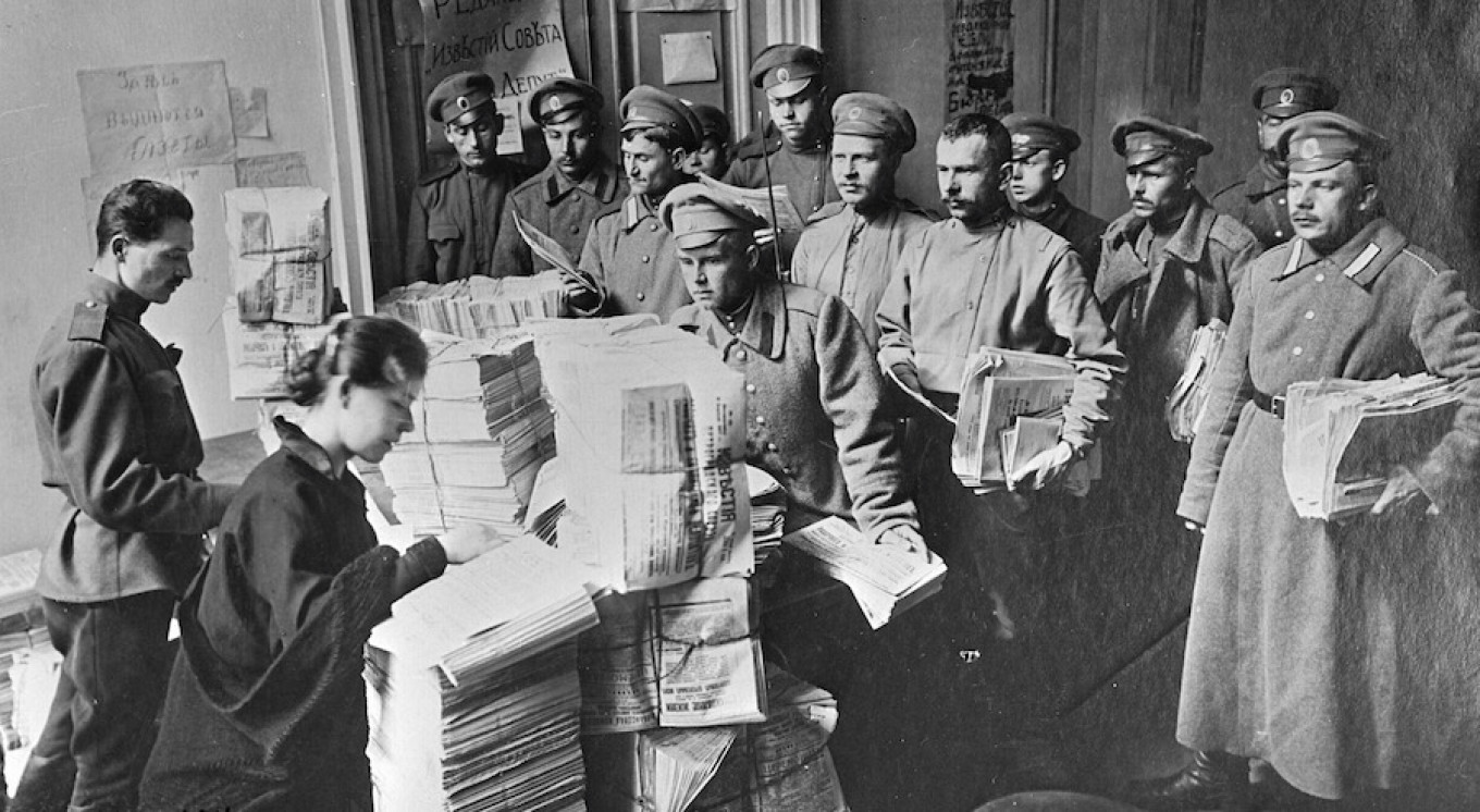 
					Apr. 1, 1917. The soldiers of Petrograd receive one of the first issues of Izvestia. 					 					RIA Novosti				